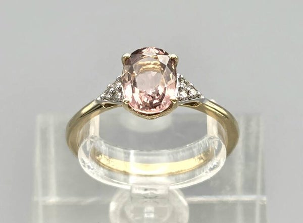 Vintage ring met edelsteen morganiet en diamanten. 2026/527
