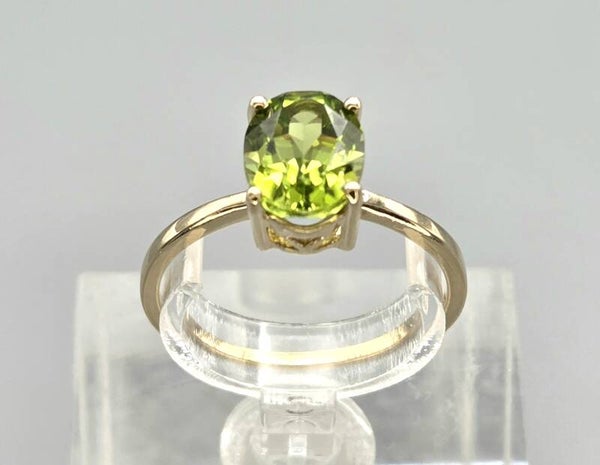 Vintage solitaire ring met peridot. 2026/516