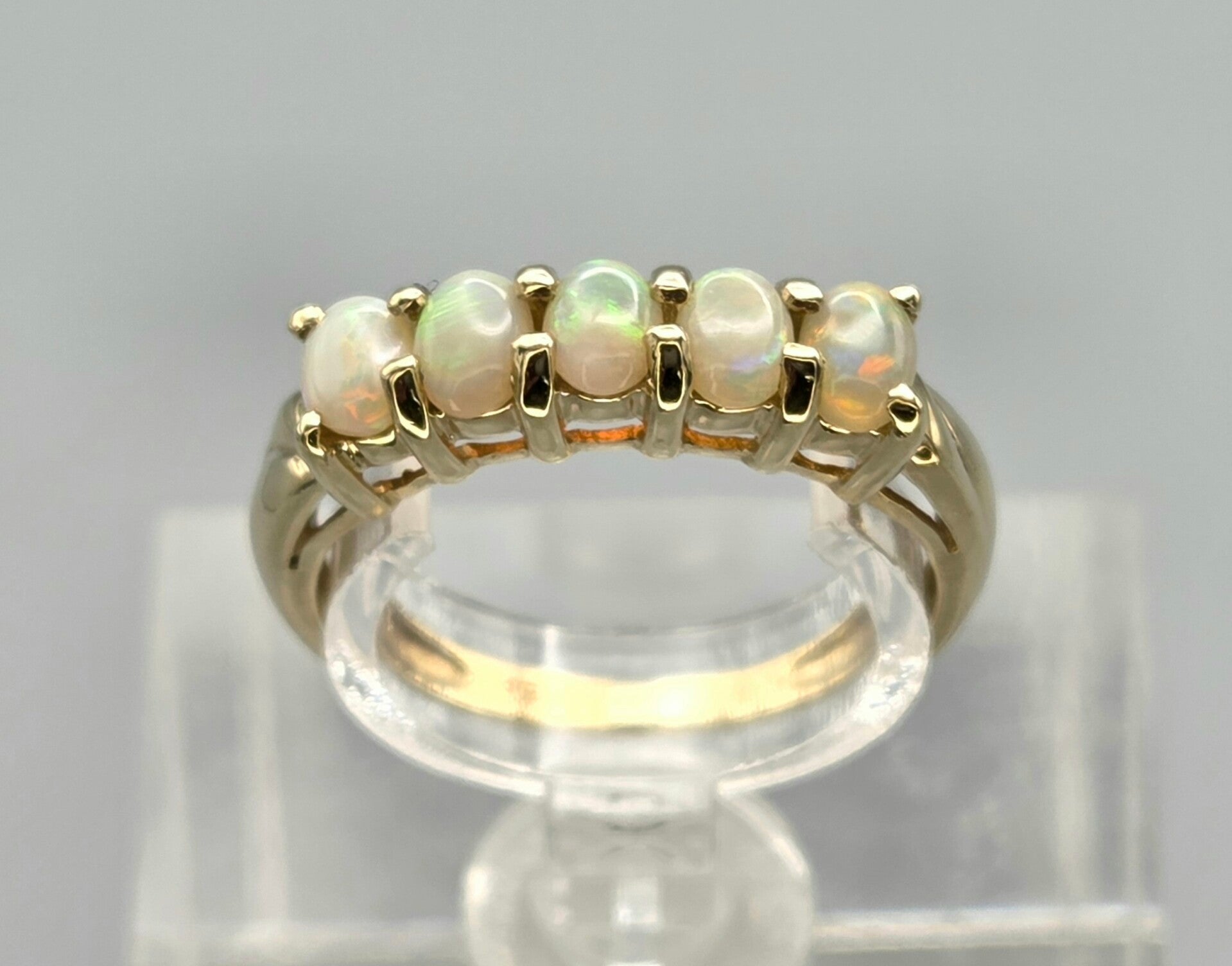 Vintage ring met edelstenen opaal. 2026/510