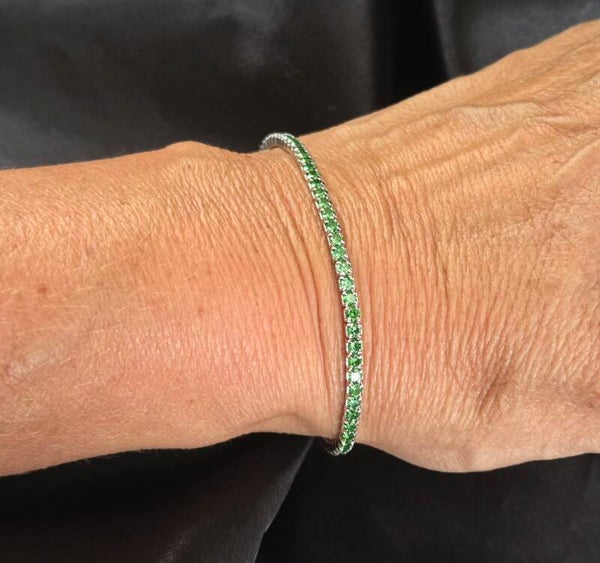 Zilveren stretch tennis bracelet met smaragd zirkonia's. 2026/518