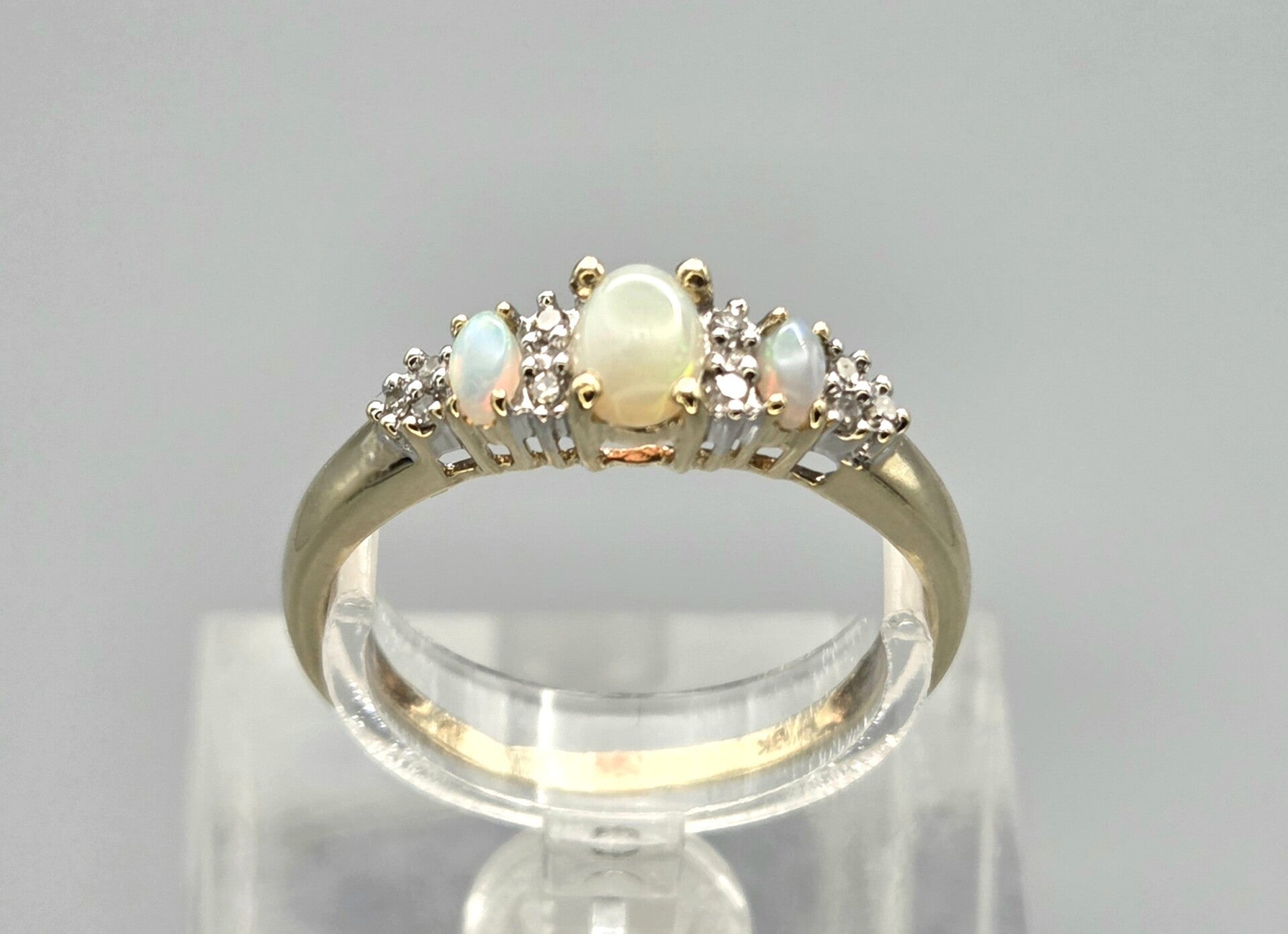Vintage ring met edelstenen opaal en diamanten. 2026/544