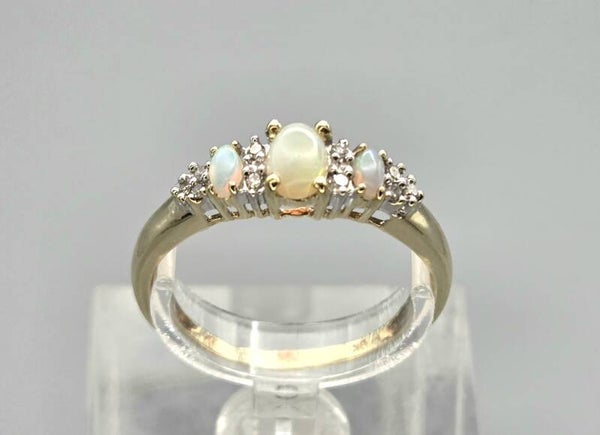 Vintage ring met edelstenen opaal en diamanten. 2026/544