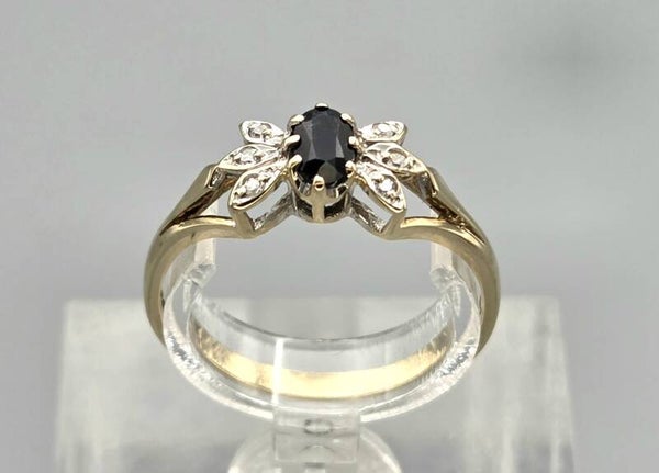 Vintage ring met donkerblauwe edelsteen saffier en diamanten. 2026/547