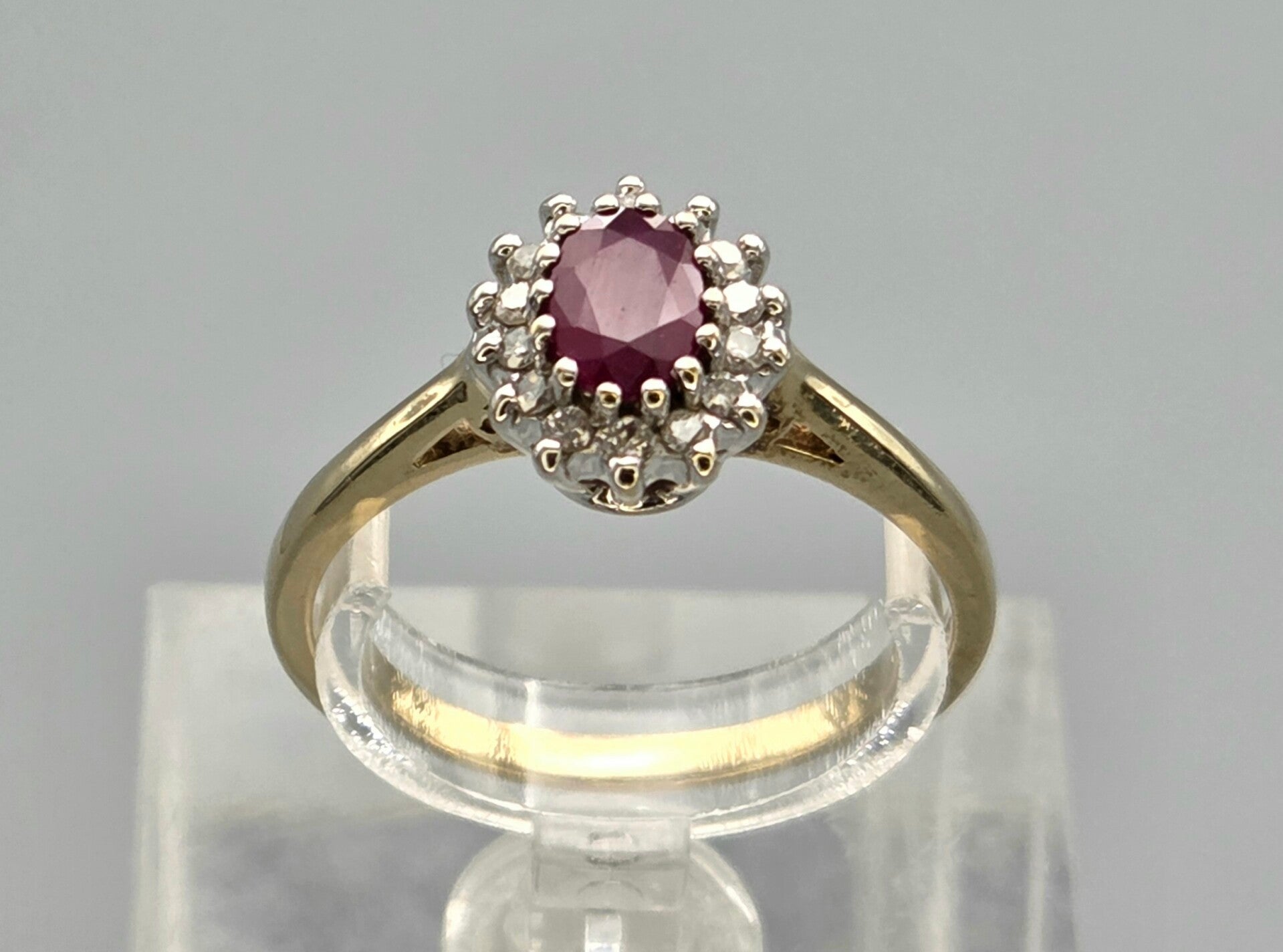 Vintage ring met edelsteen robijn en diamanten. 2026/536