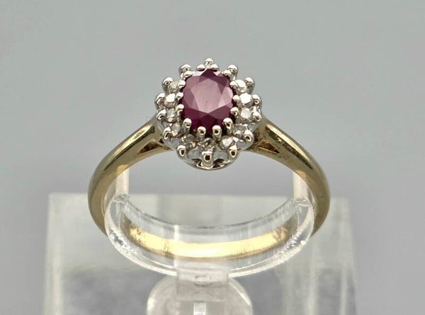 Vintage ring met edelsteen robijn en diamanten. 2026/536