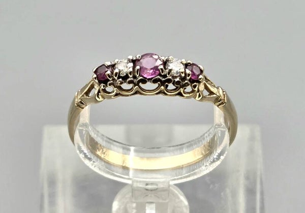Vintage ring met edelstenen robijn en witte topaas. 2026/557