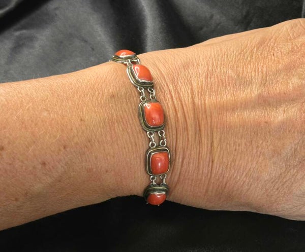 Antieke zilveren armband met bloedkoraal. 2026/533