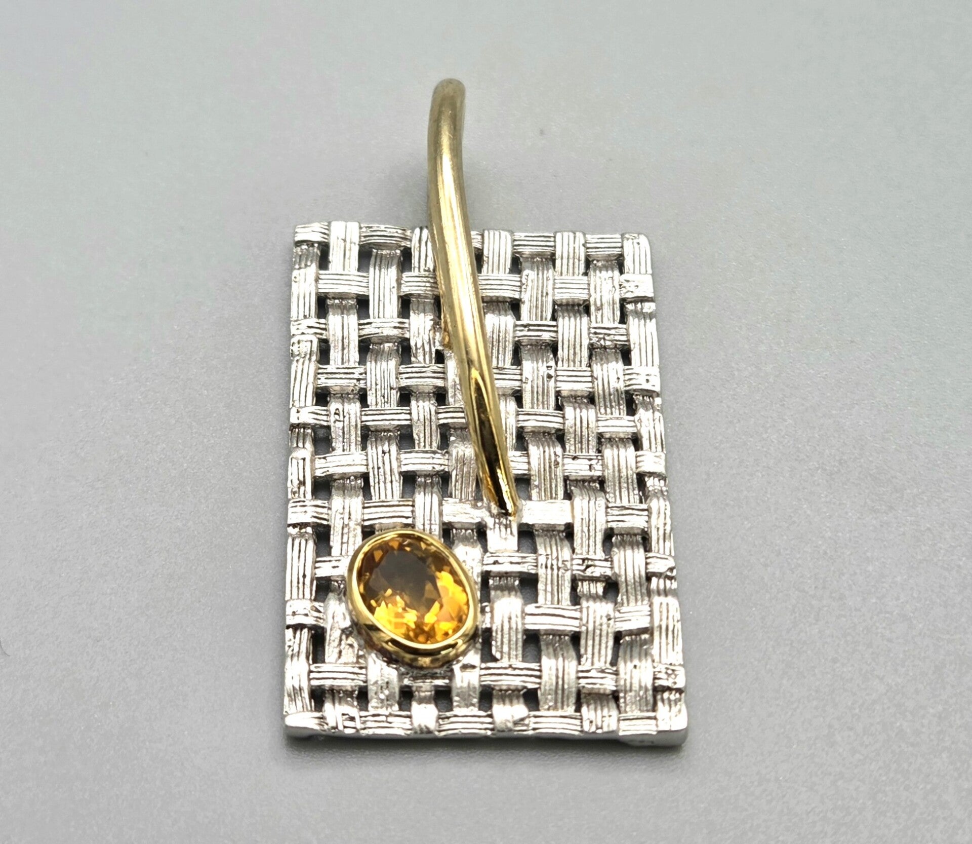 Zilveren modernistische hanger met gele topaas. 2026/554