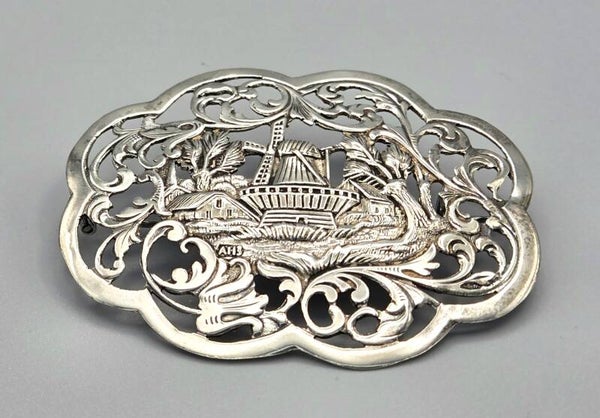 Zilveren broche met landschap en een molen. 2026/546