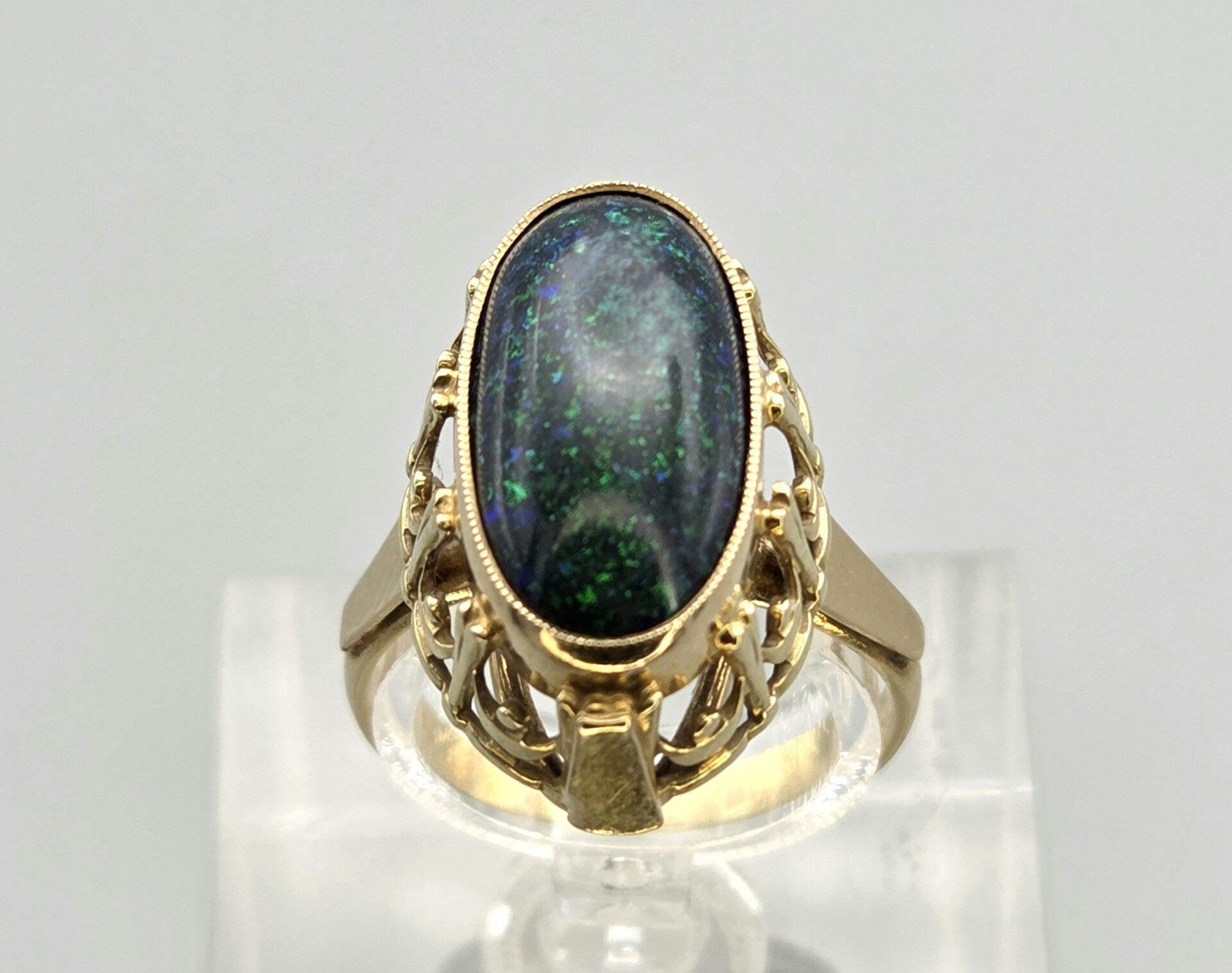 Vintage ring met prachtige groen edelsteen opaal. 2026/545