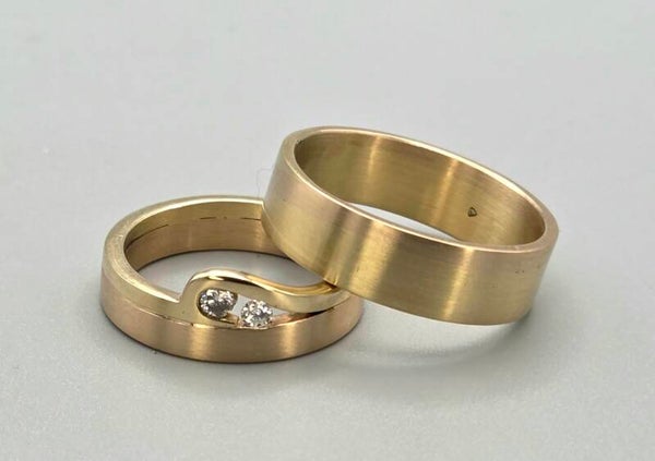 Gouden vintage gematteerde relatie ringen set met diamant. 2026/559