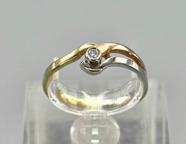 Vintage design tri-color ring met diamant. Ca: 0.04 ct. 2026/569