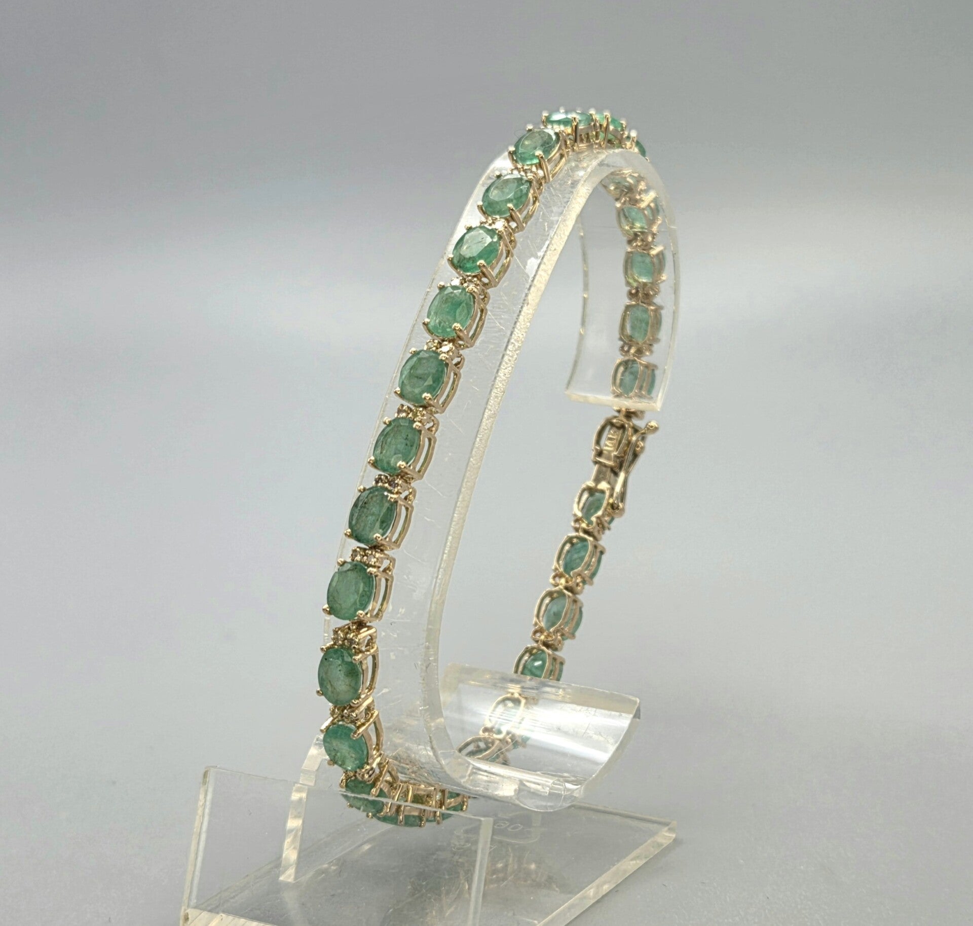 Gouden vintage tennisarmband met smaragd en diamanten. Ca: 0.50ct. 2026/565