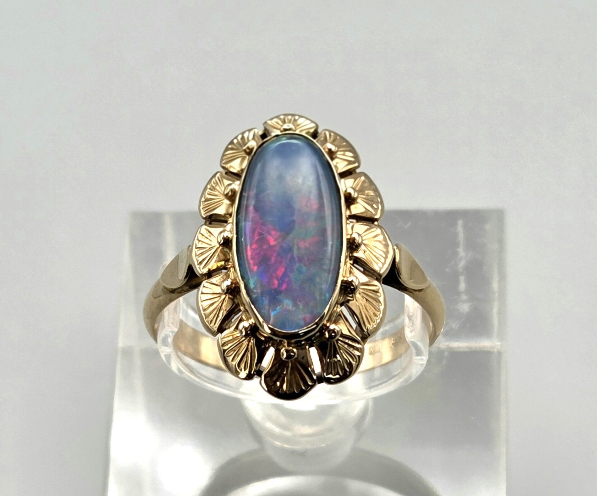 Vintage ring met  edelsteen australische opaal. 2026/580