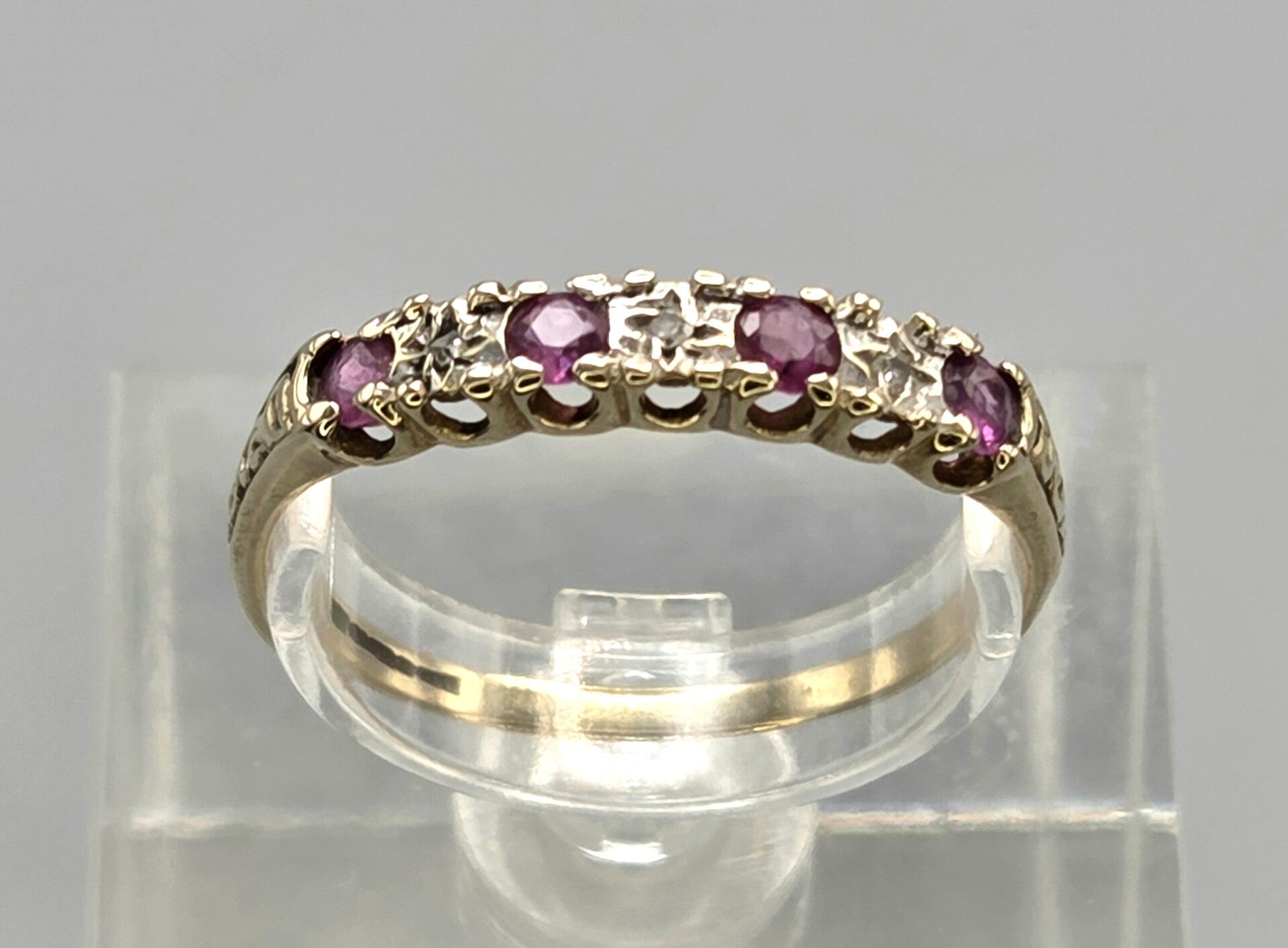 Vintage ring met edelstenen robijn en diamanten. 2026/591