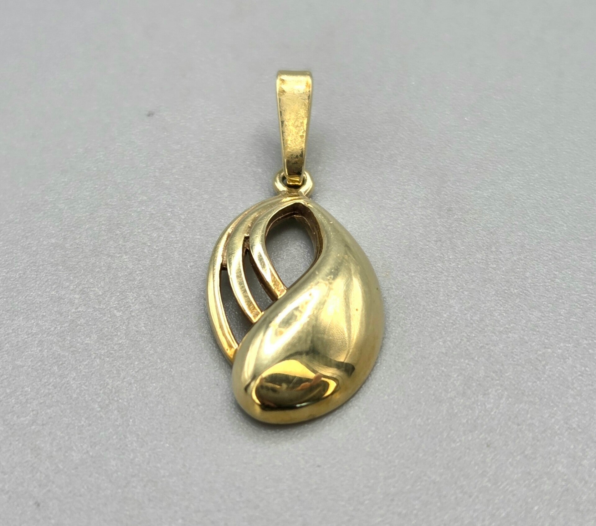 Vintage gouden hanger. 2026/587