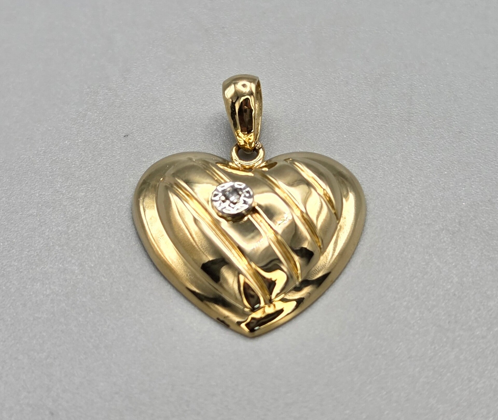 Vintage gouden bi-color hartje met diamant. 2026/583