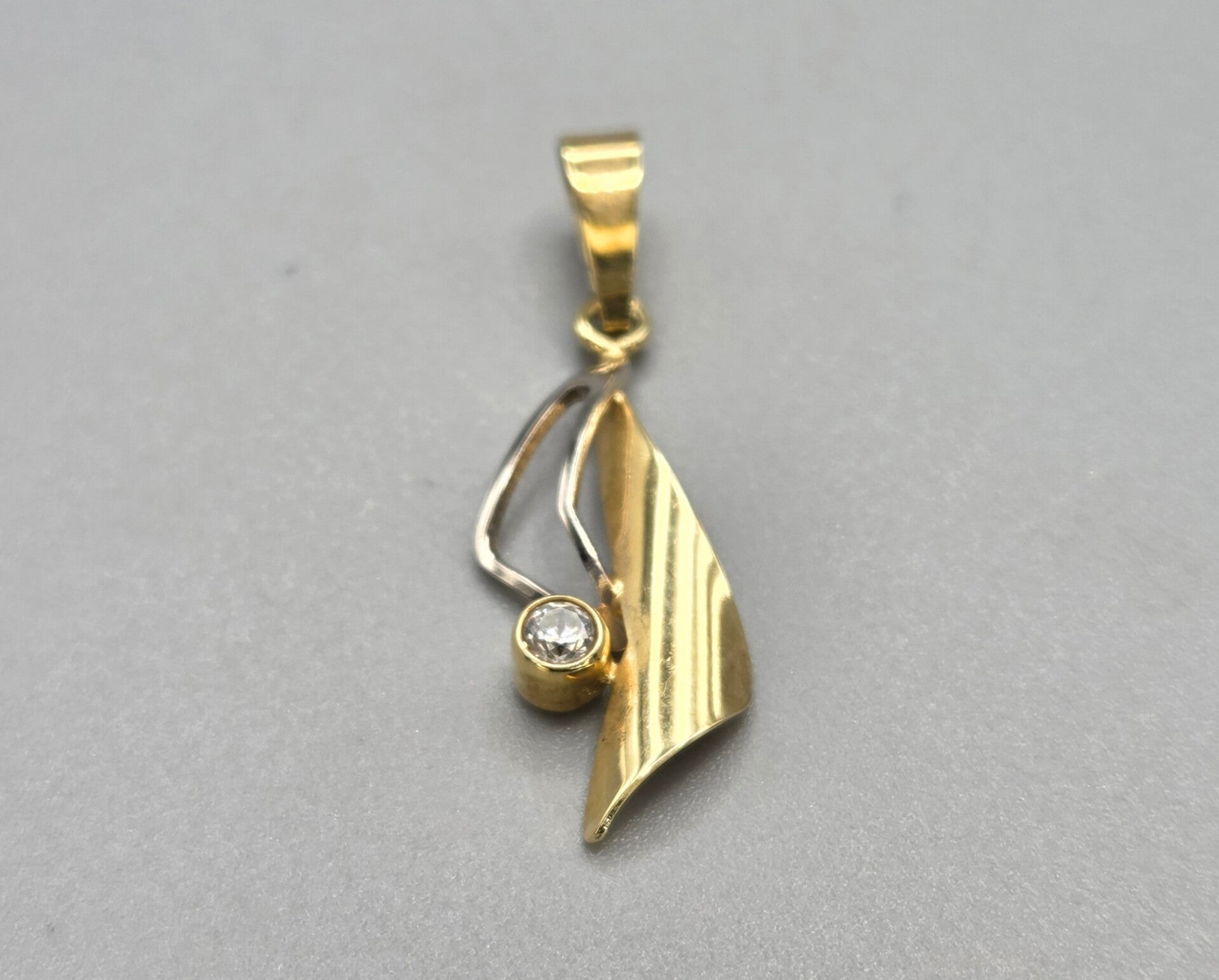 Vintage gouden bi-color hanger met zirkonia. 2026/589