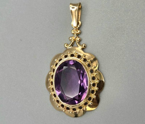 Gouden antieke hanger met edelsteen amethist. 2026/581