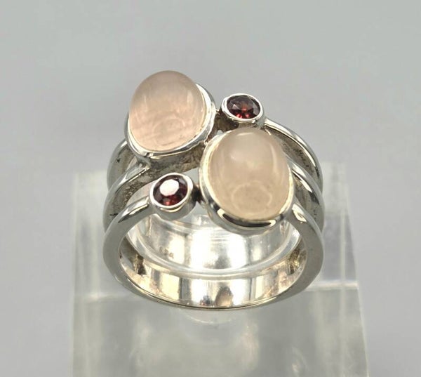 Zilveren ring met edelstenen rozenkwarts en granaat. 2026/647