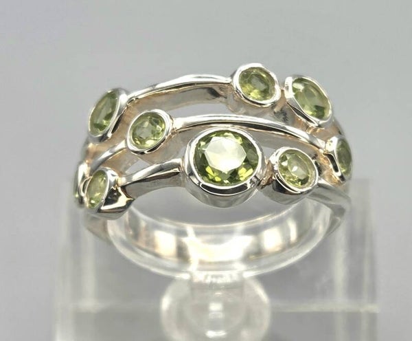 Zilveren ring met edelstenen peridot. 2026/652
