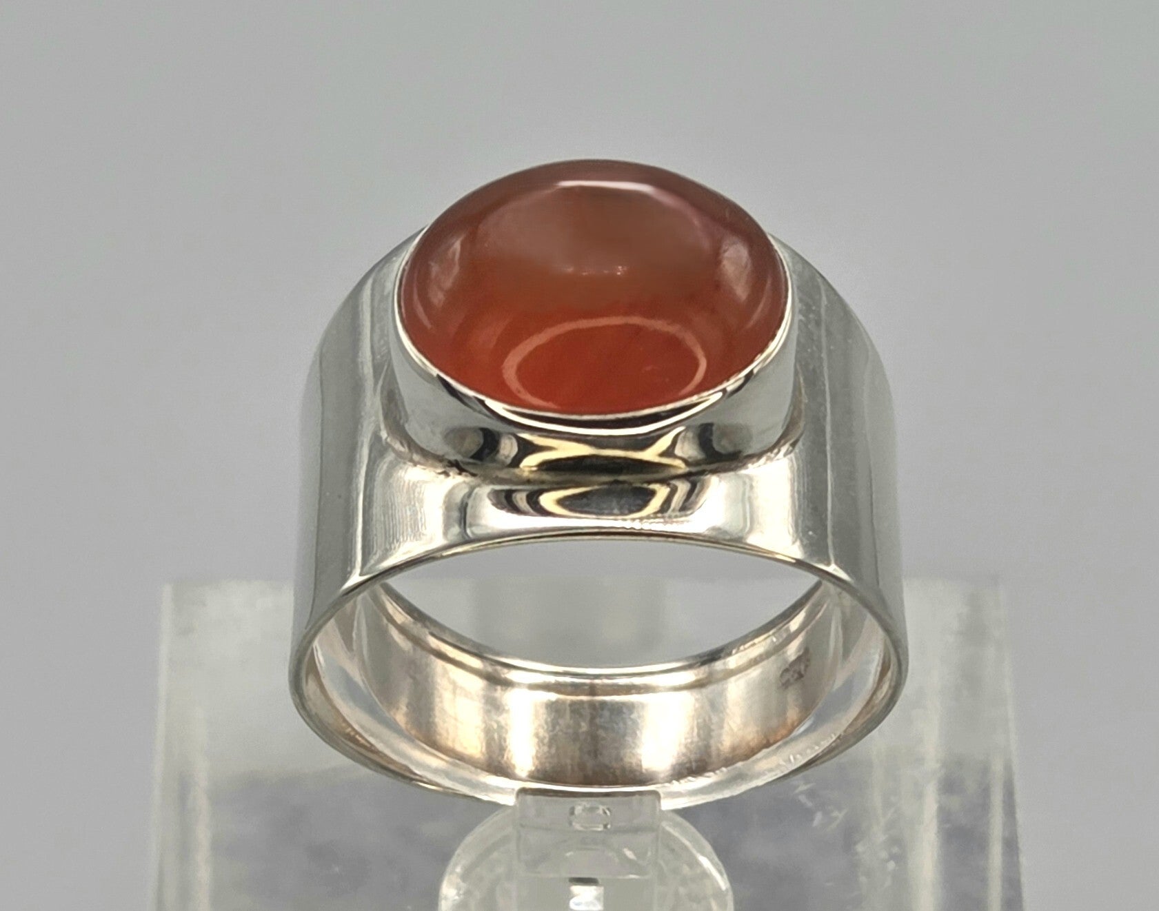 Zilveren ring met  edelsteen carneool. 2026/656