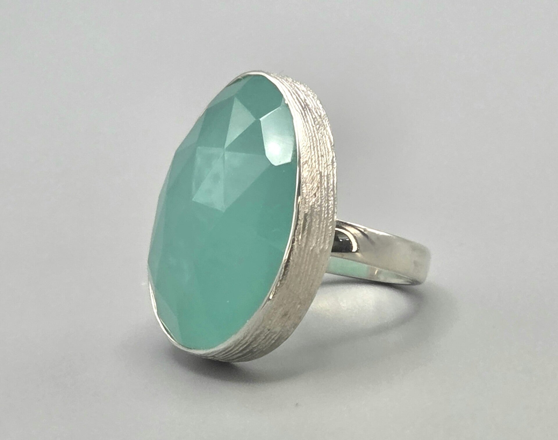 Zilveren ring met edelsteen chalcedoon. 2026/659