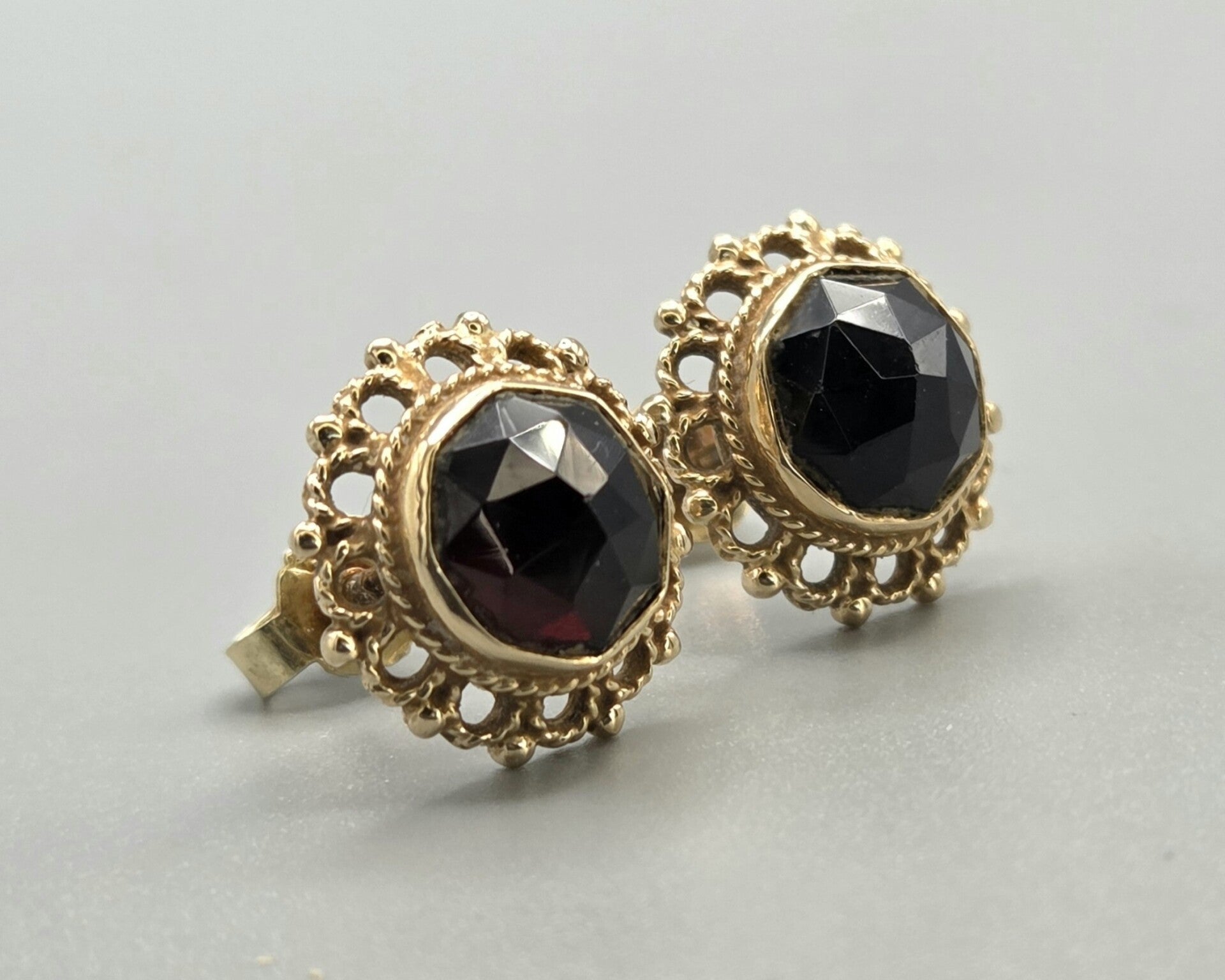 Vintage gouden oorbellen met edelsteen granaat. 2026/600