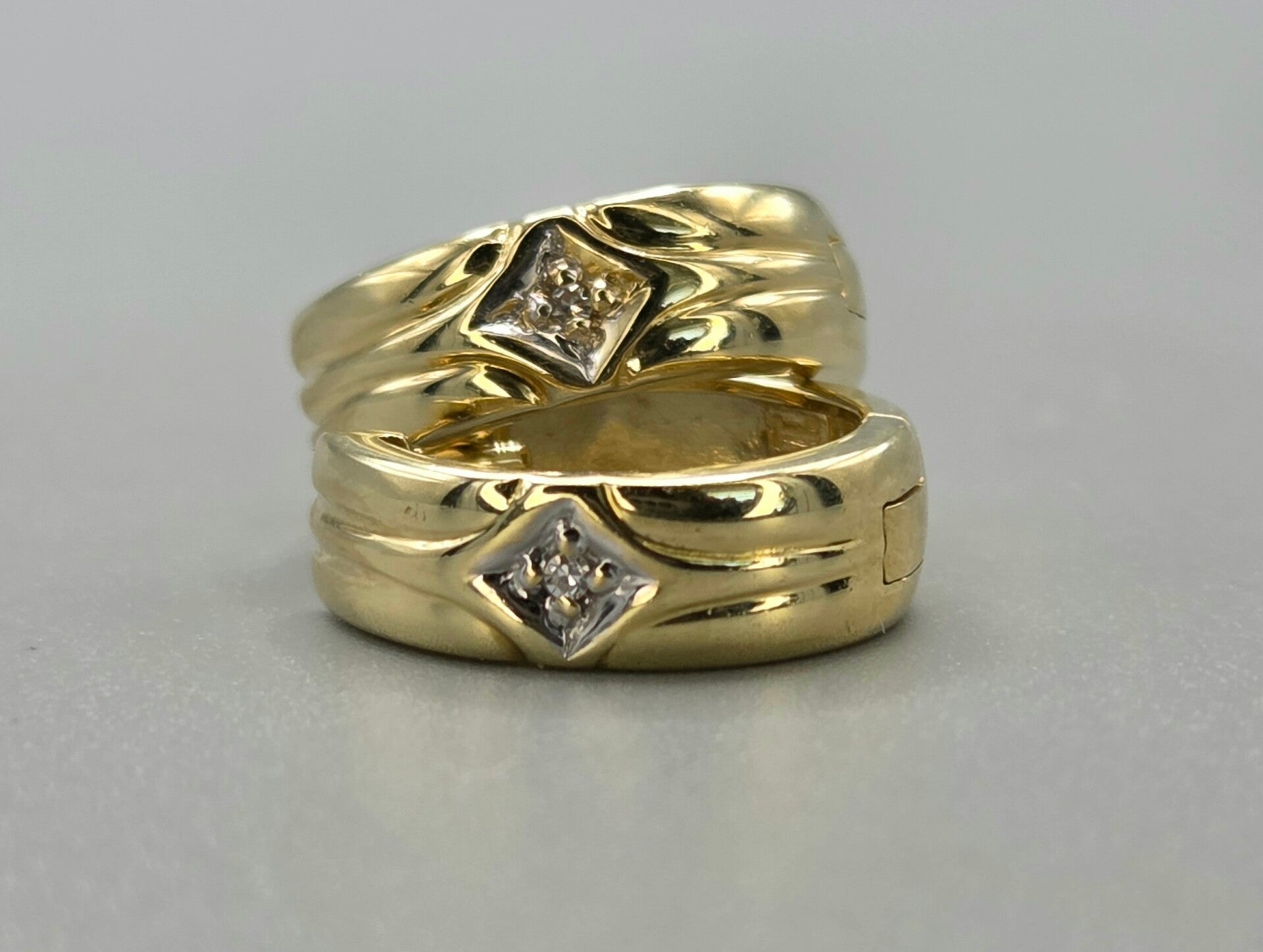 Vintage gouden klapcreolen met ca. 0.02 ct diamanten. 2025/602