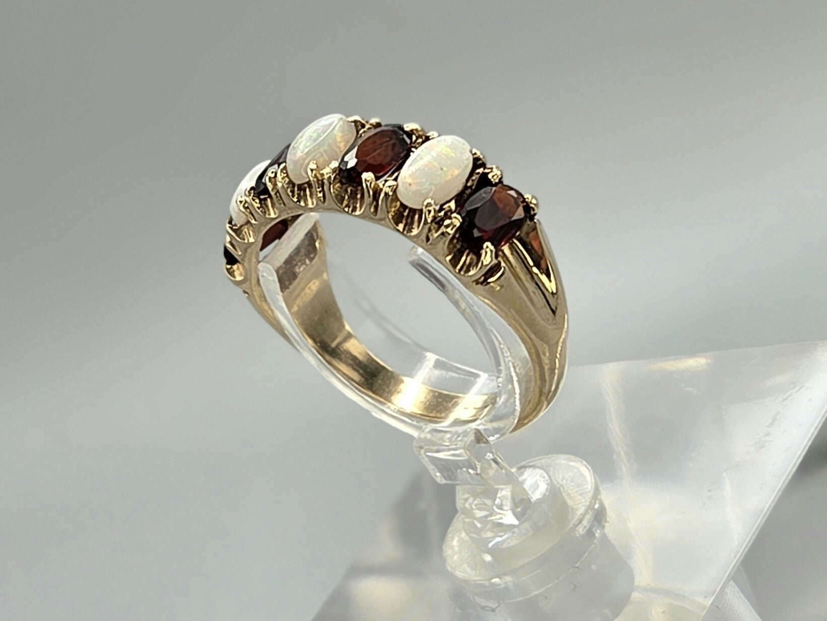 Vintage ring met edelsteen opaal en granaat.  2026/603