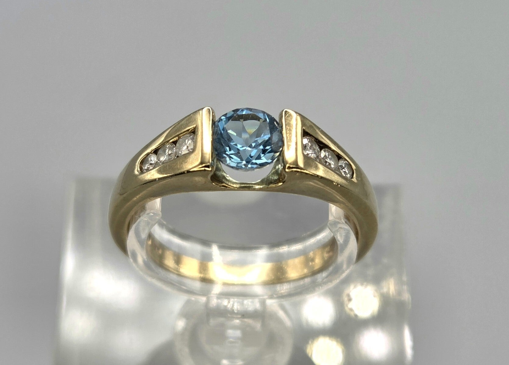Vintage ring met edelsteen topaas en diamant.  2026/601