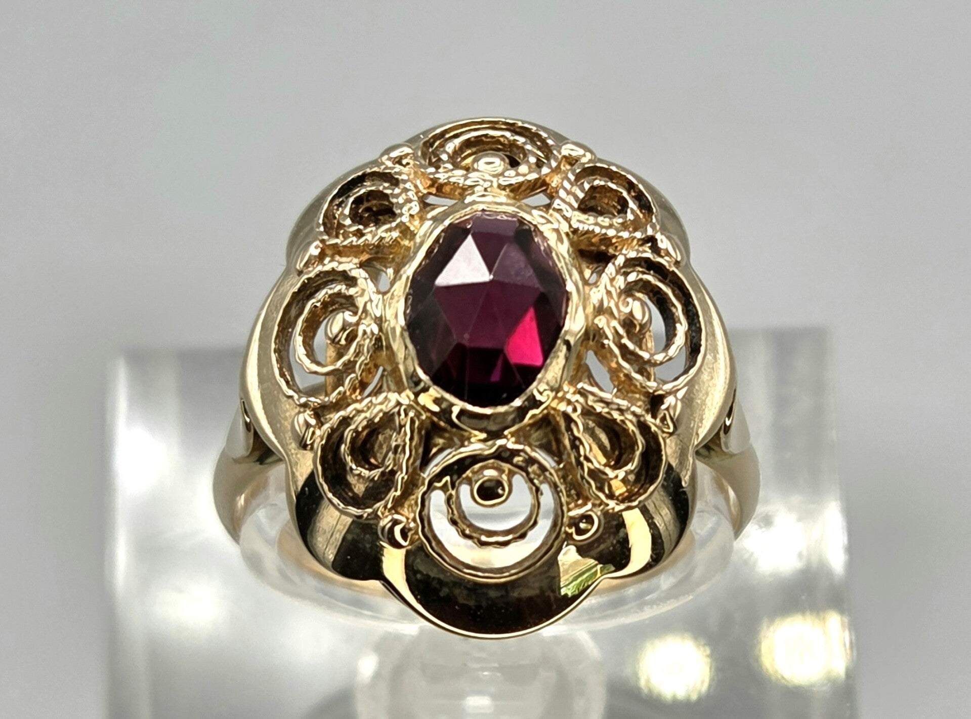 Antieke gouden ring met edelsteen toermalijn. 2026/593