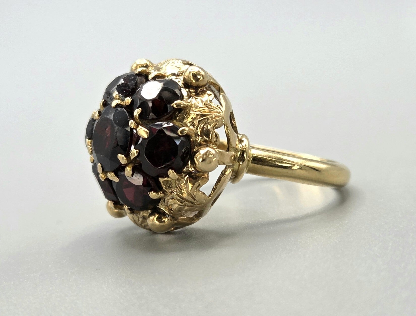 Gouden antieke ring met edelsteen granaat. 2026/610