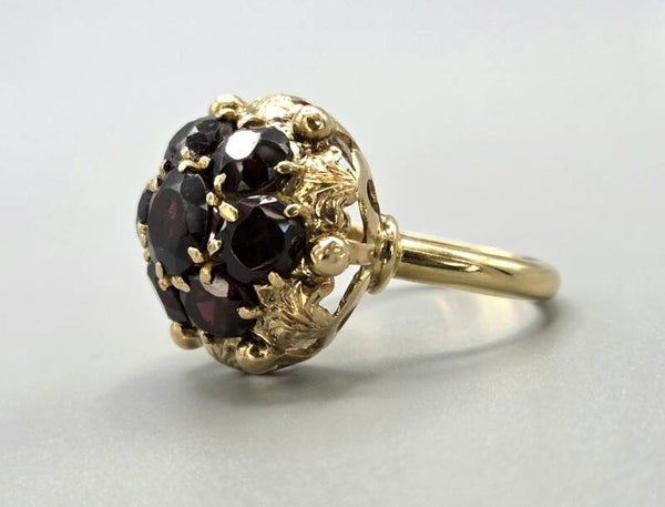 Gouden antieke ring met edelsteen granaat. 2026/610