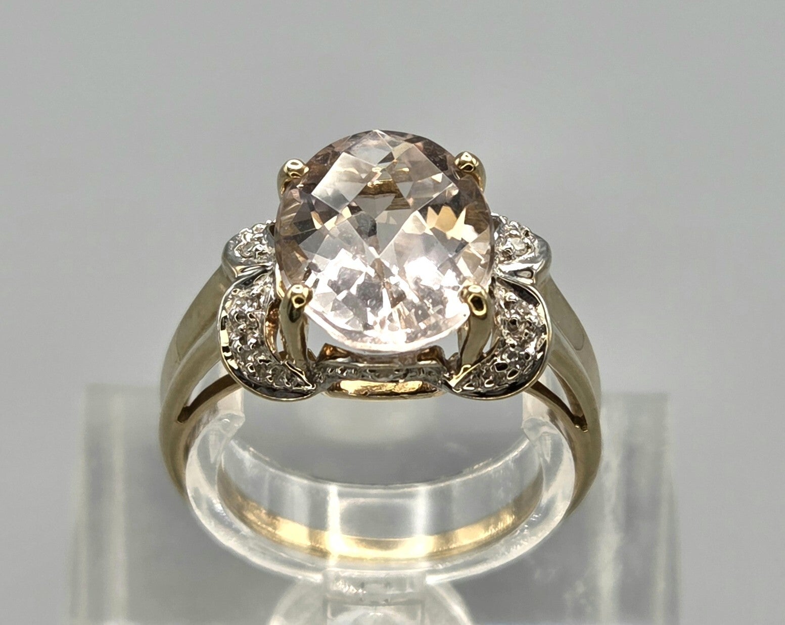 Vintage ring met edelsteen morganiet en diamant. 2026/613