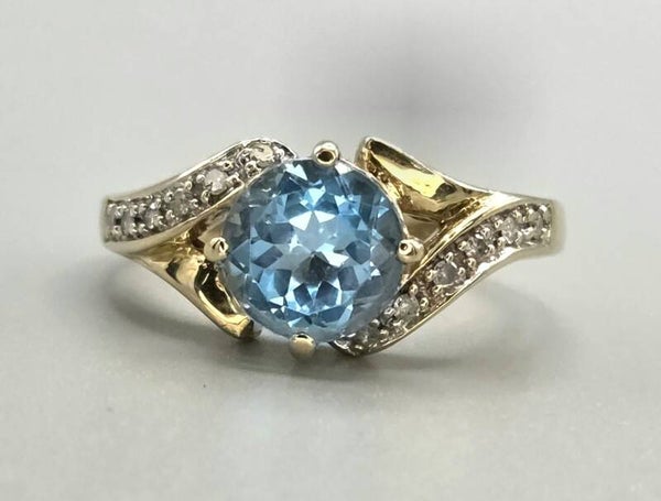 Vintage ring met edelsteen topaas en diamant. 2026/615