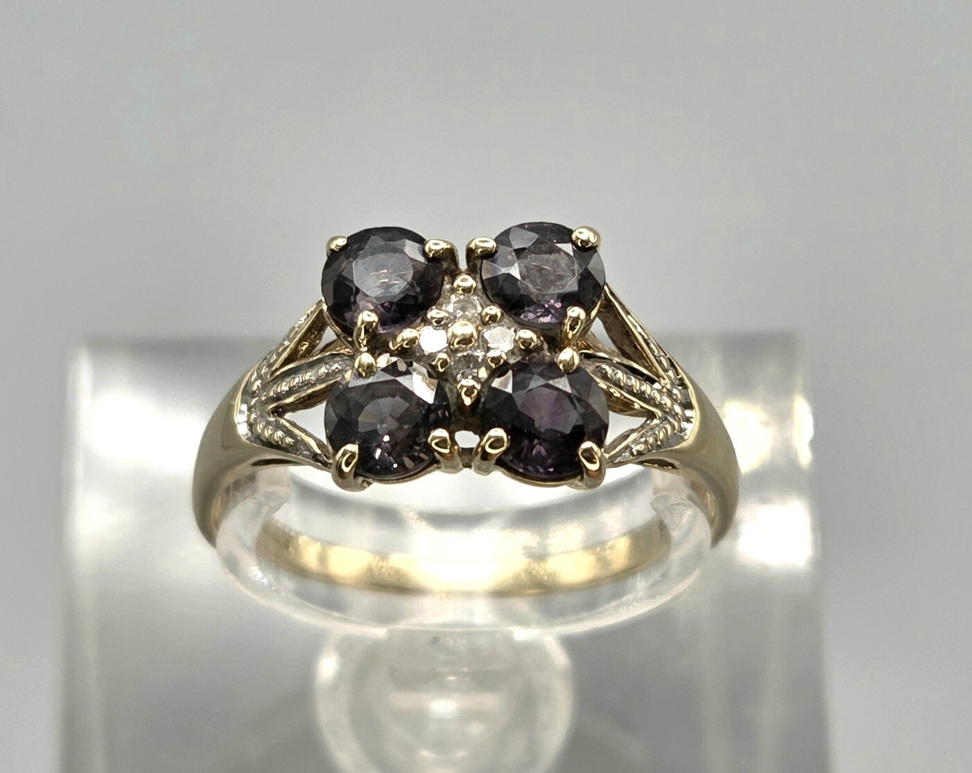 Vintage ring met edelsteen saffier en diamant.  2026/629