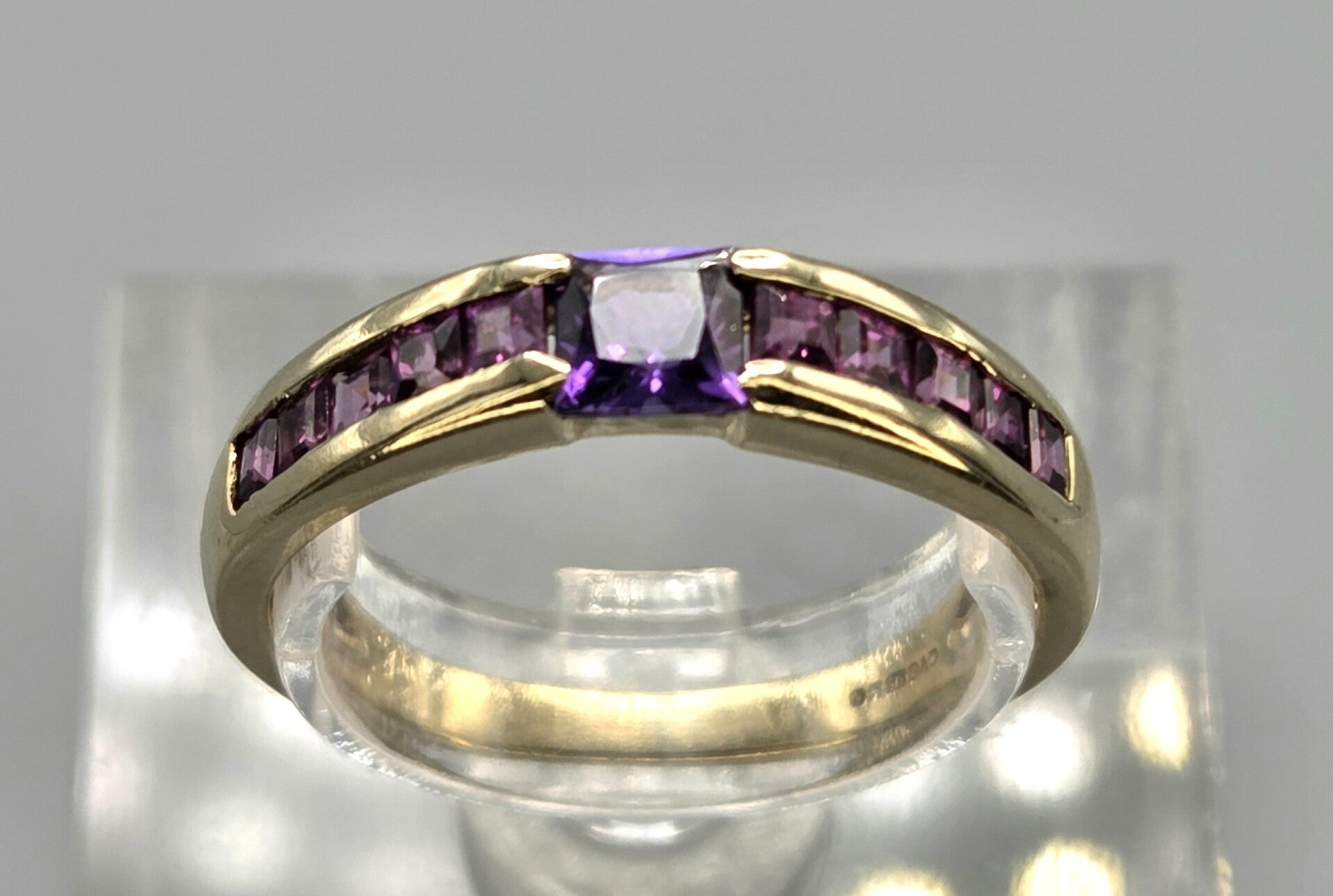 Vintage ring met edelstenen amethist en toermalijn. 2026/646