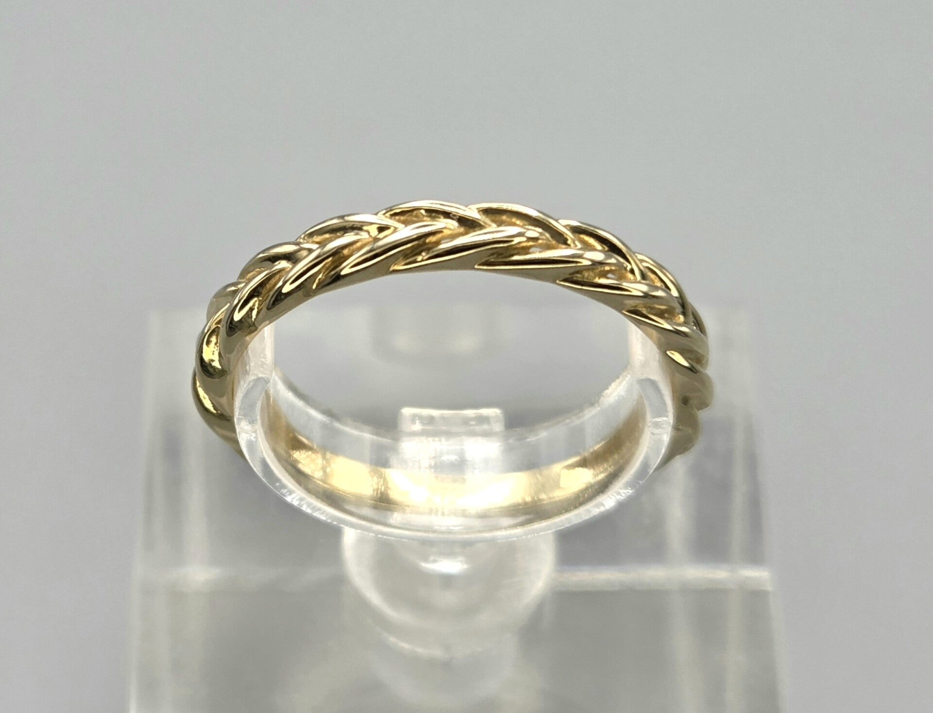 9 Karaat gevlochten ring. 2026/625