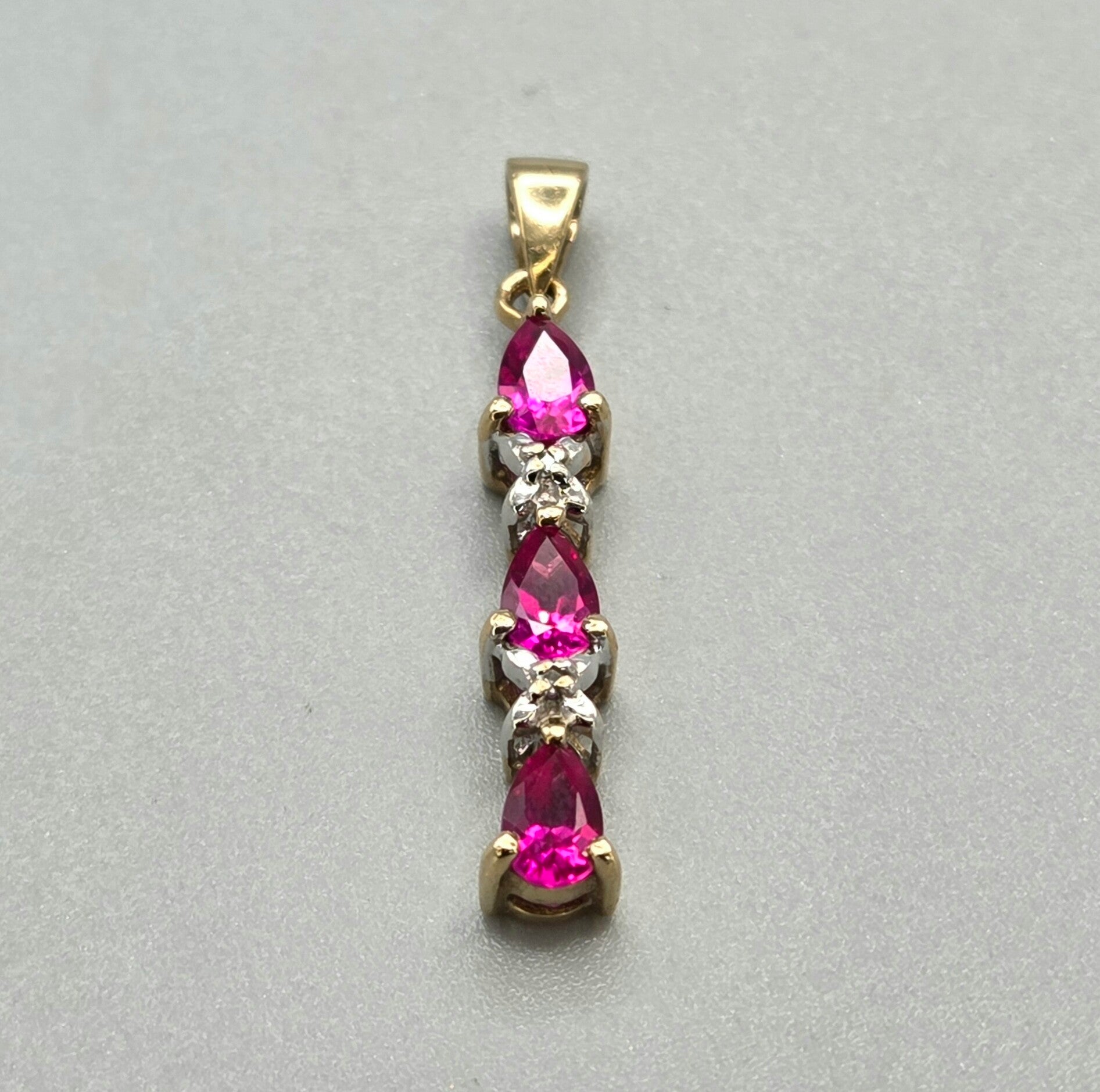 Vintage hanger met robijn en diamanten. 2026/619