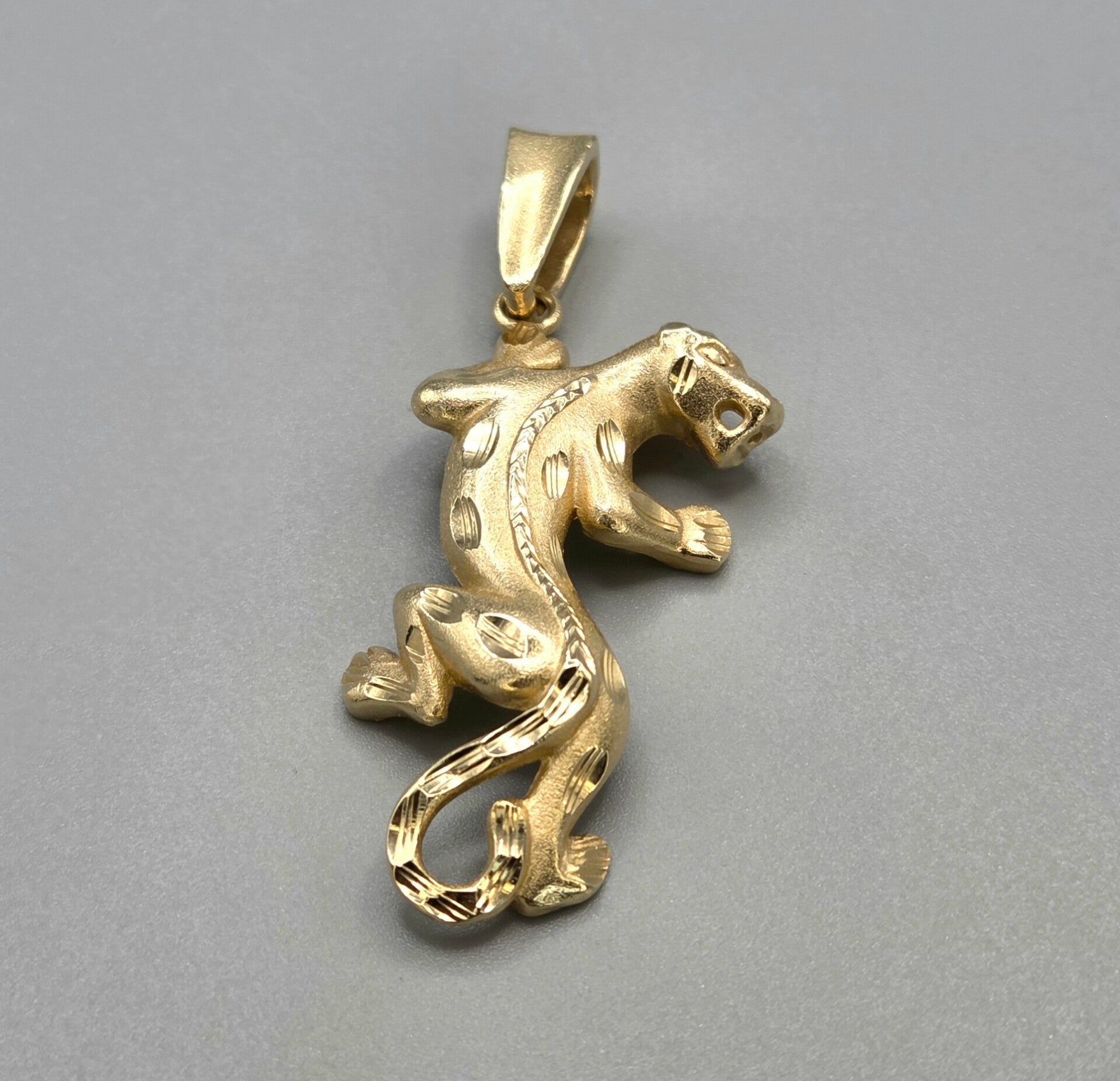 Gouden Luipaard hanger. 2026/648