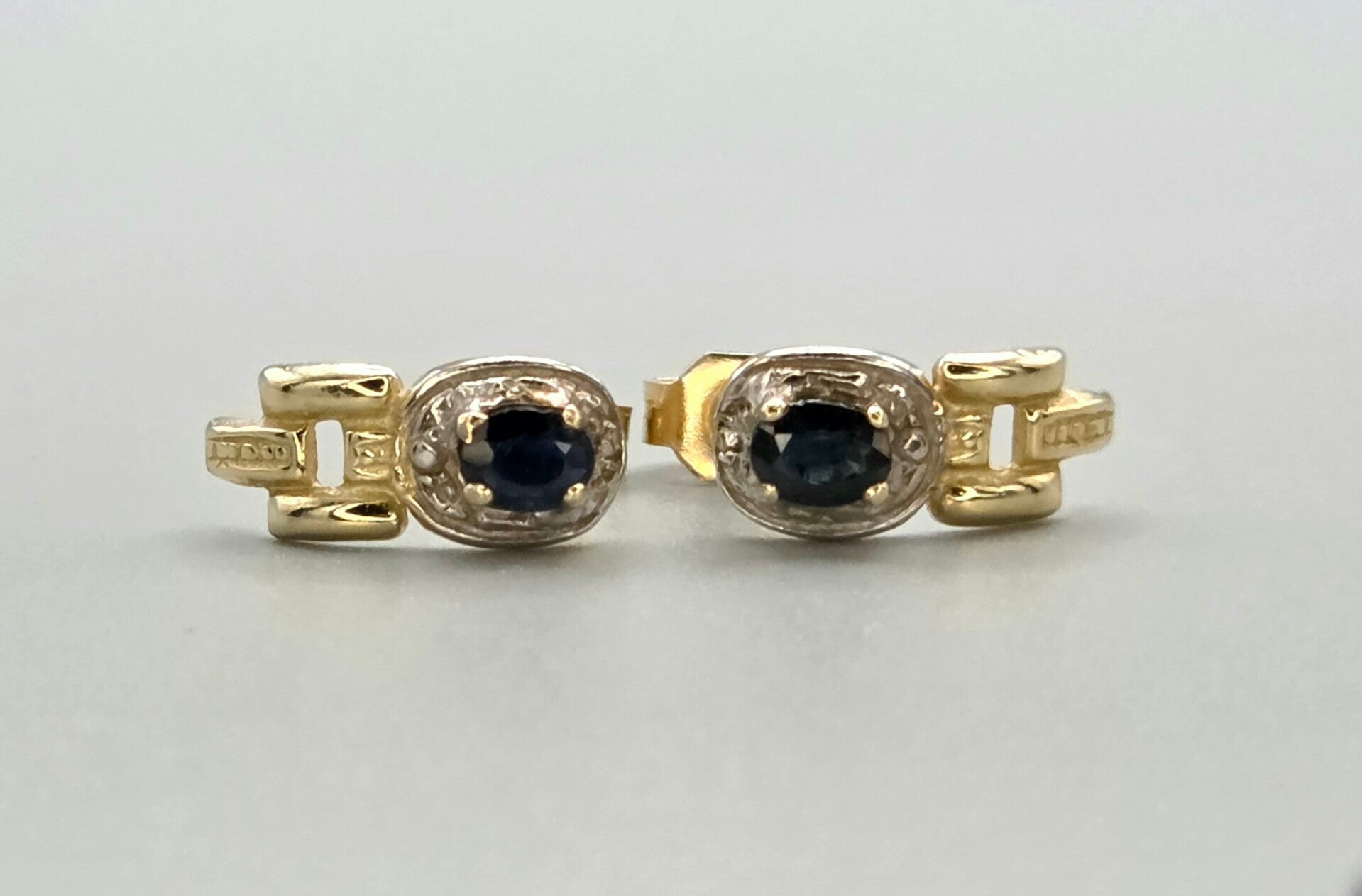 Vintage gouden bi-color oorbellen met saffier. 2026/663