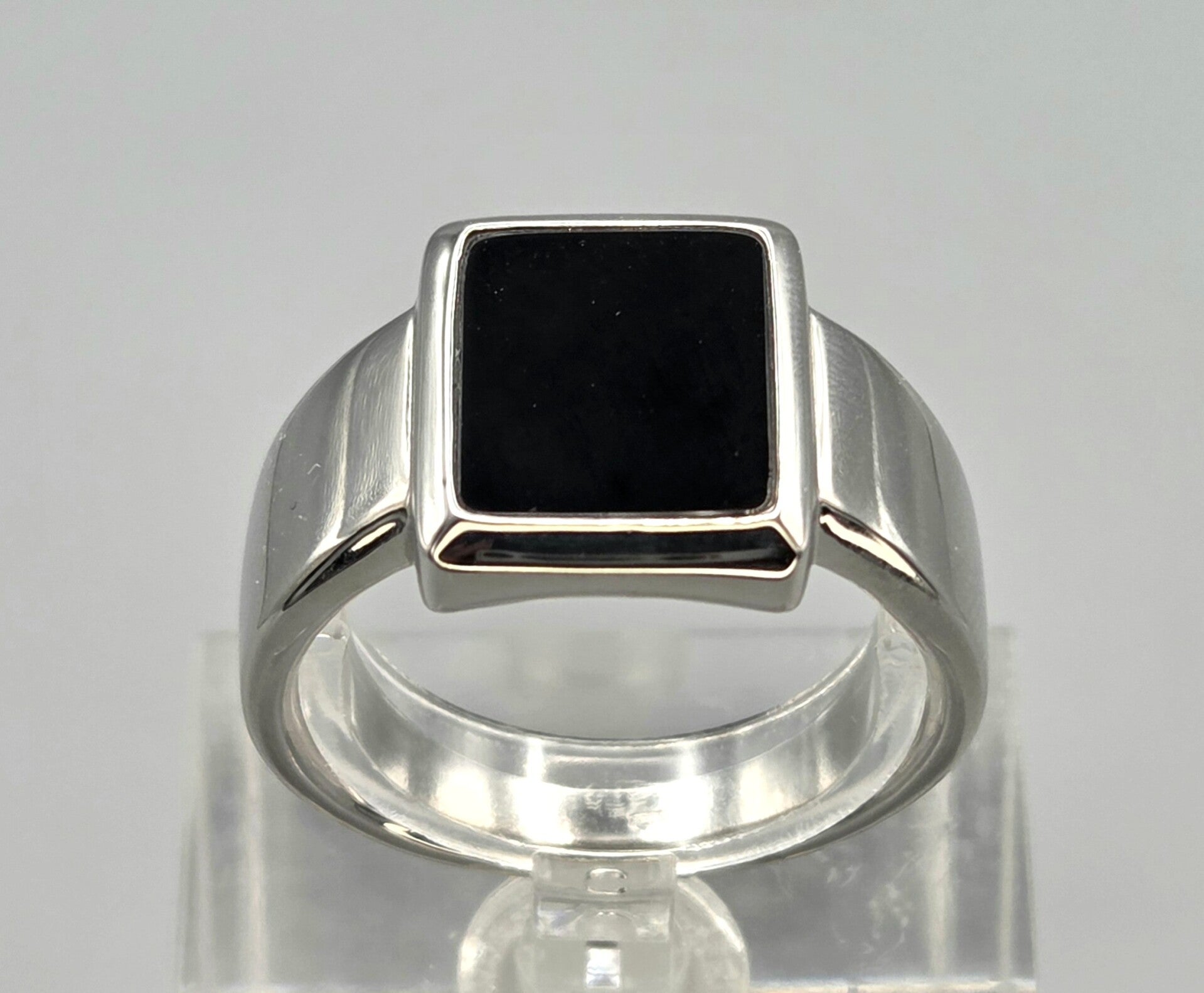 Zilveren ring met edelsteen onyx. 2026/631