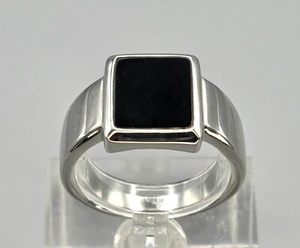 Zilveren ring met edelsteen onyx. 2026/631