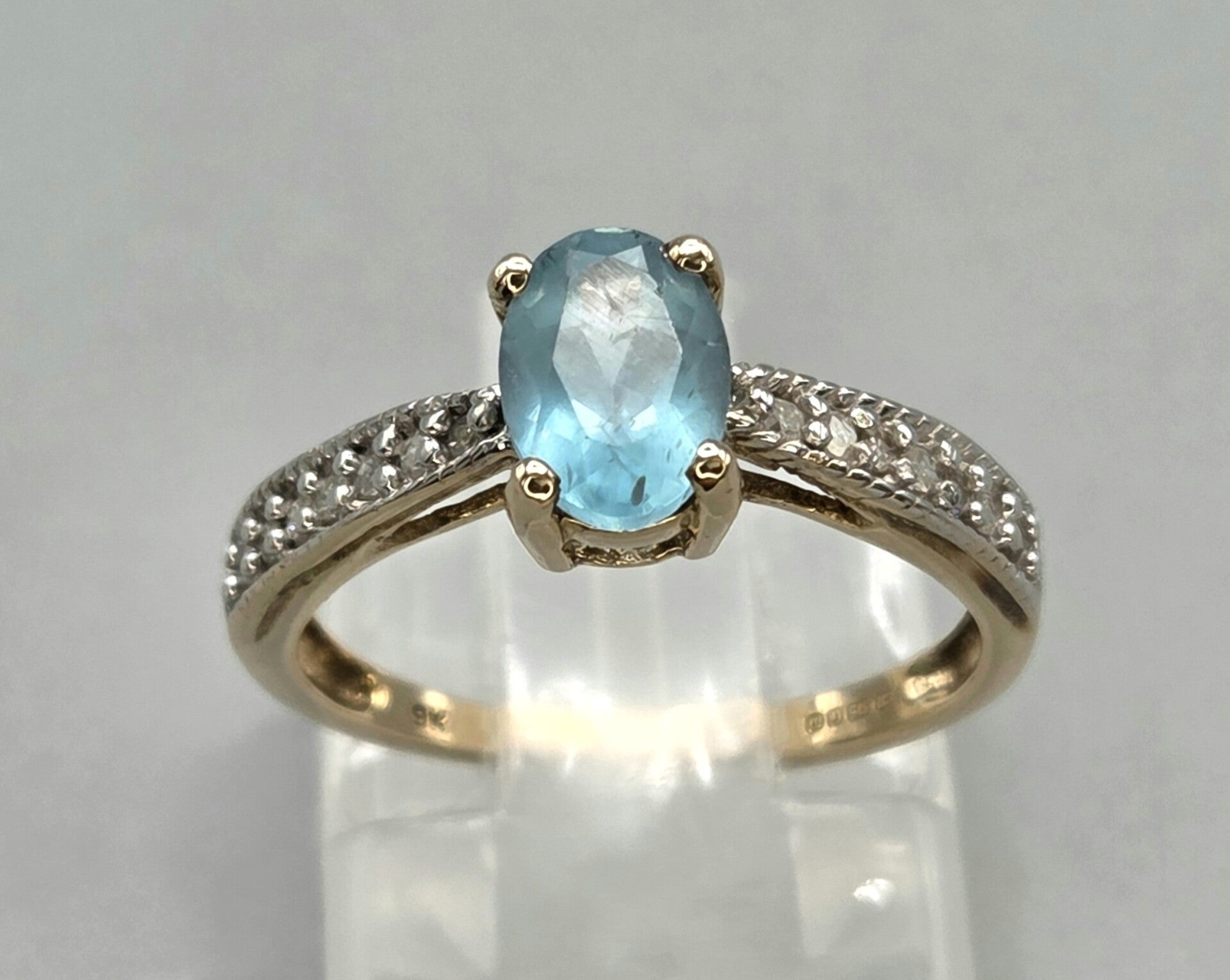 Vintage ring met edelsteen topaas en diamant. 2026/640