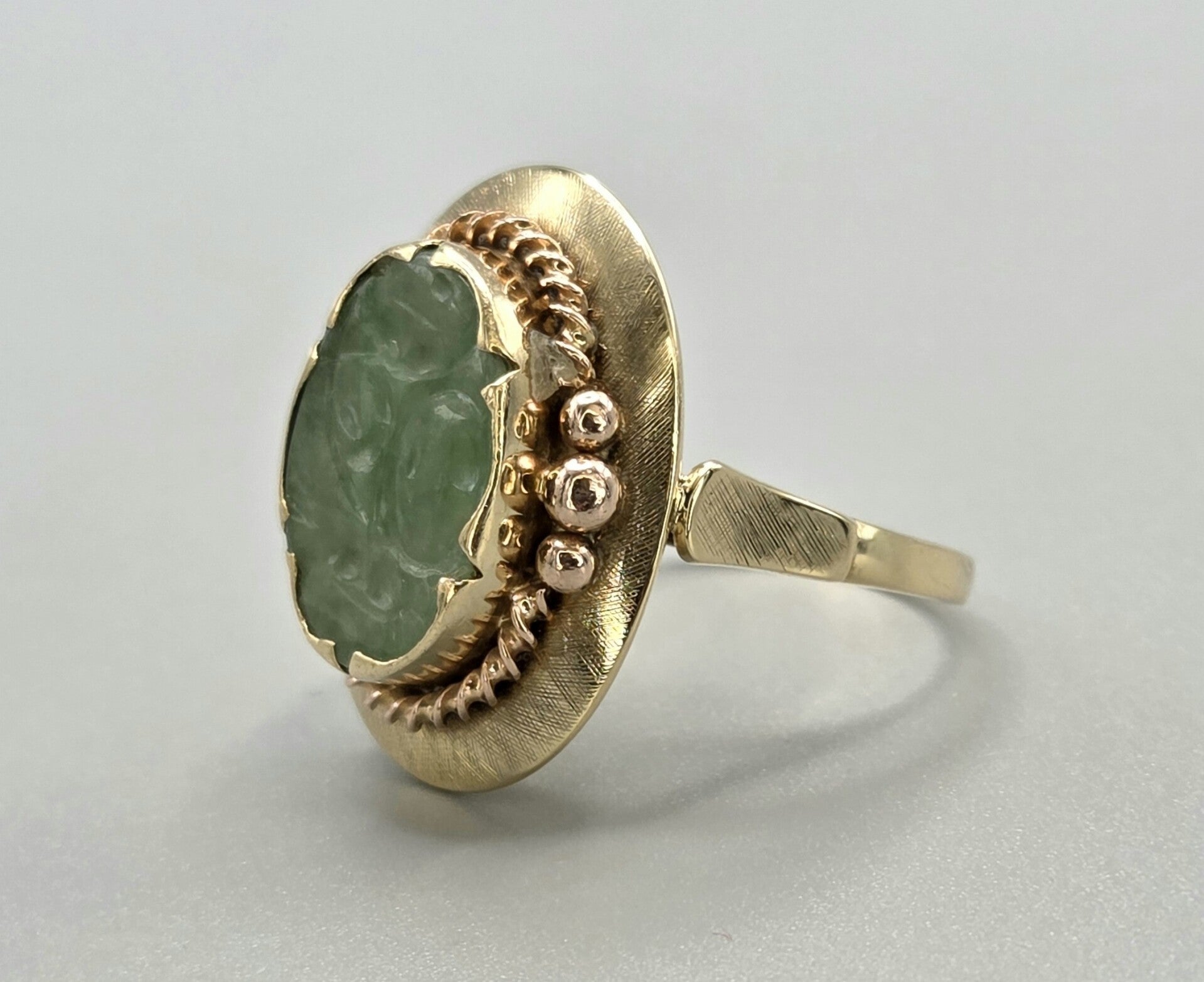 Vintage ring met bewerkte edelsteen jade. 2026/655