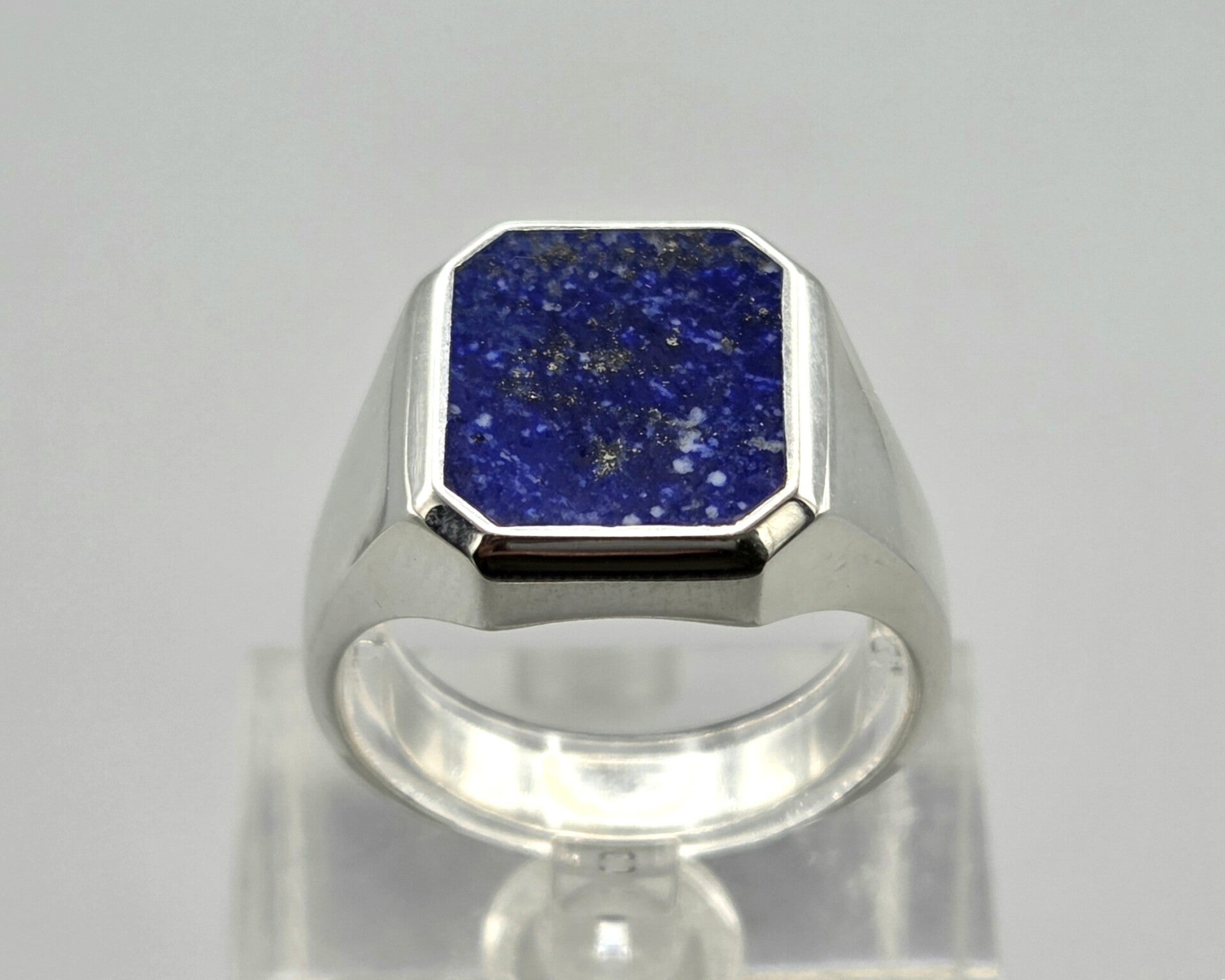 Zilveren herenring met edelsteen lapis lazuli. 2026/641