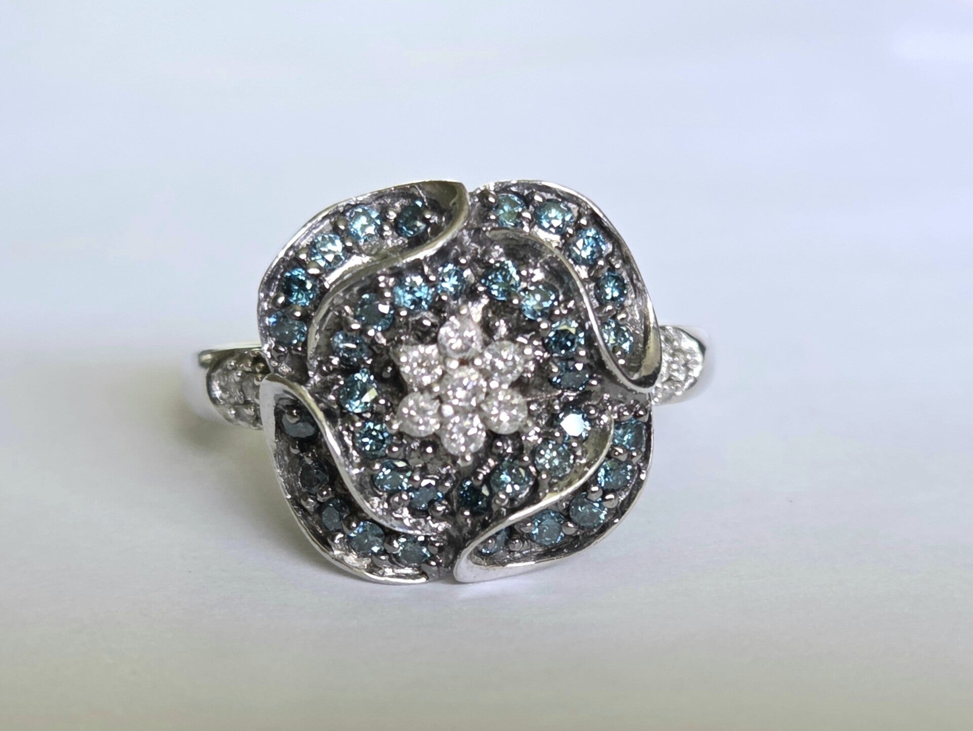 Zilveren design ring met blauwe/groene diamanten en gewone diamant. 2026/643