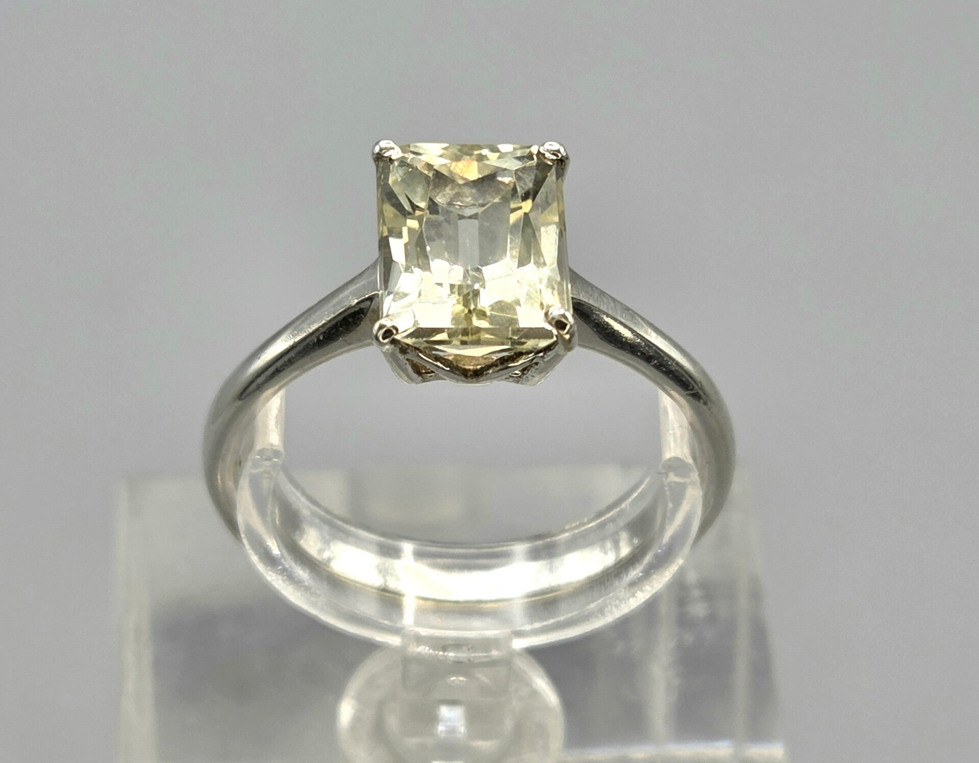 Zilveren ring met edelsteen lemon kwarts. 2026/672
