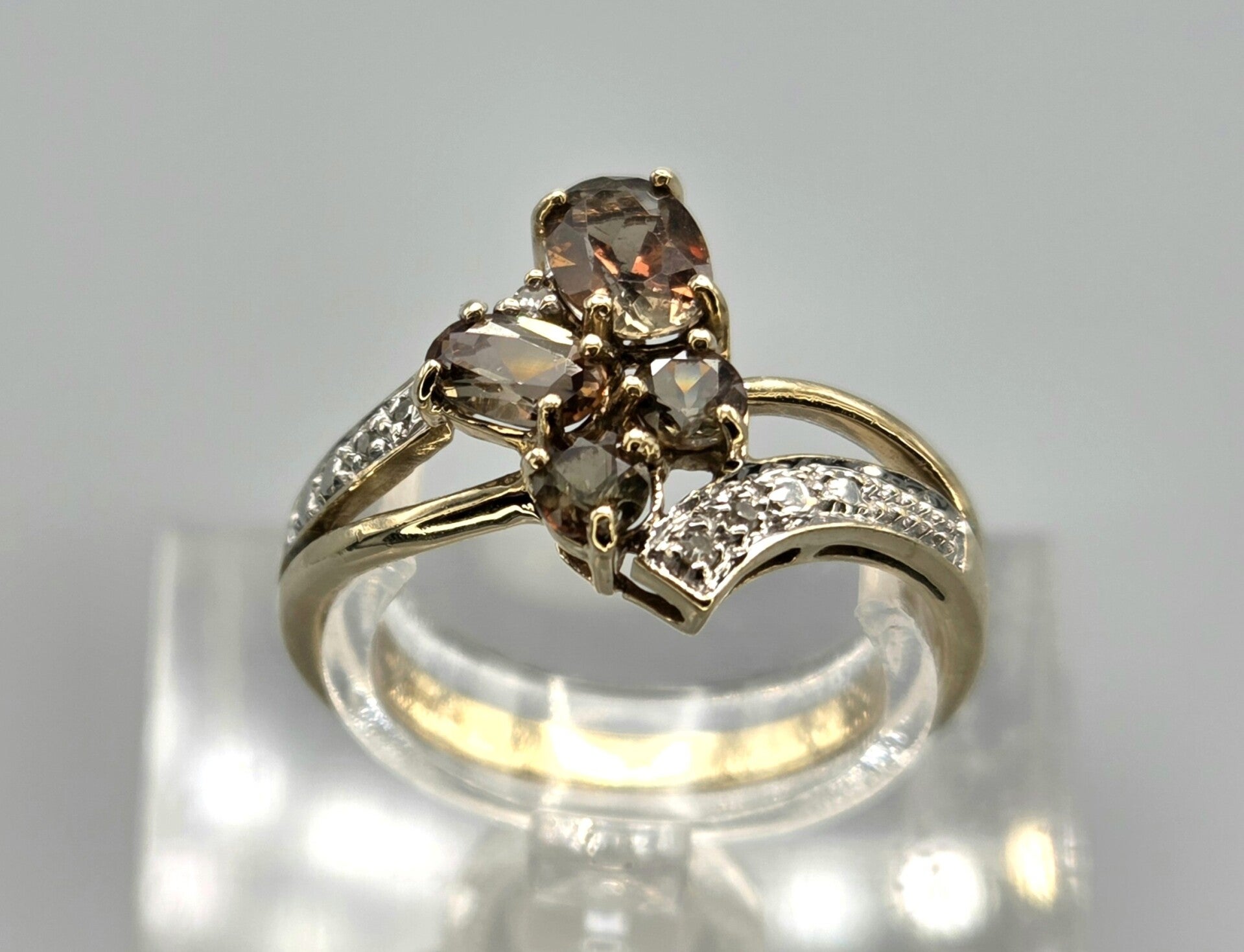 Vintage ring met edelsteen topaas en diamant. 2026/691